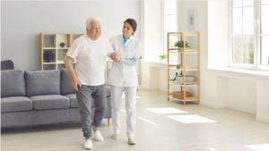 un senior à domicile après une hospitalisation